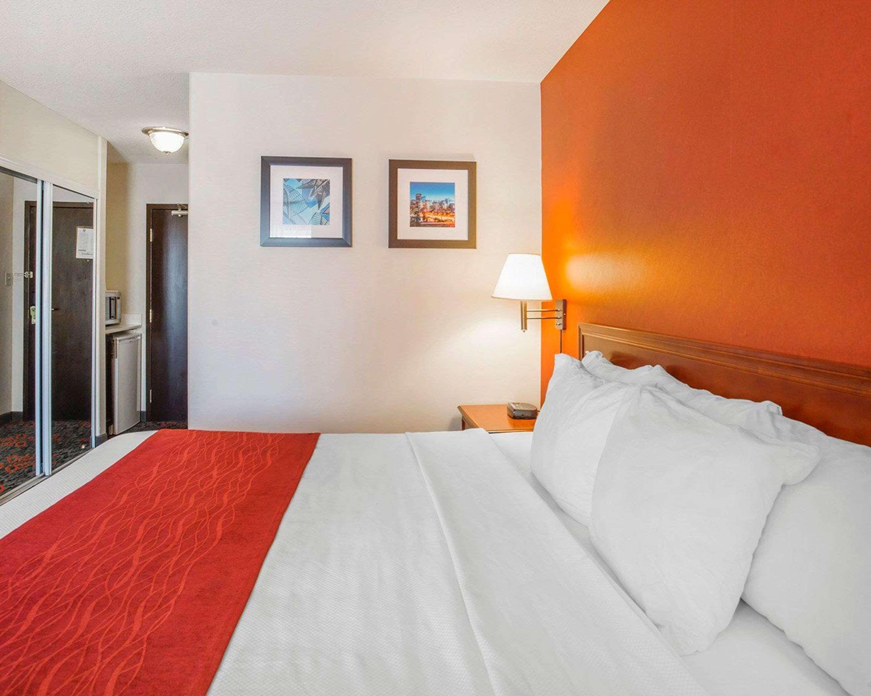 Comfort Inn & Suites University YYC Eksteriør billede