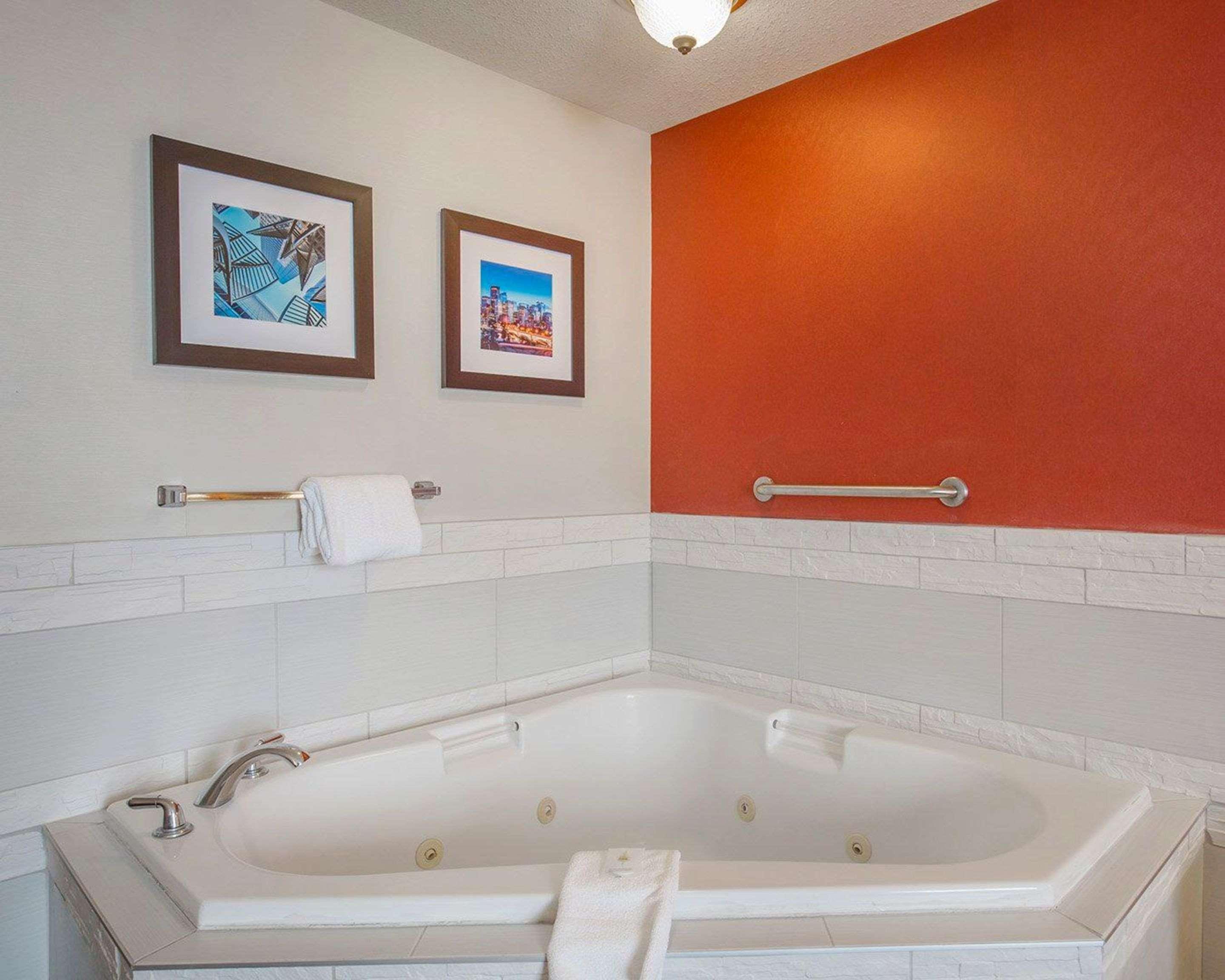 Comfort Inn & Suites University YYC Eksteriør billede